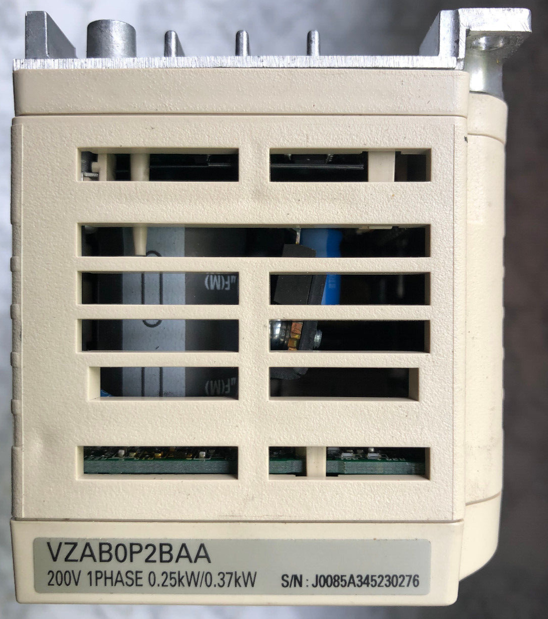 OMRON Frequenzumrichter 1-phasig V1000 0,37KW Yaskawa VZAB0P2BAA