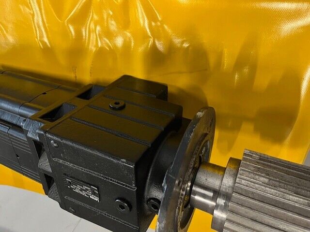 Lenze MCS 14L32-SRMP1-Z0F0-ST5S00N-R0SU   5,81KW + GEBER+BREMSE+GETRIEBE