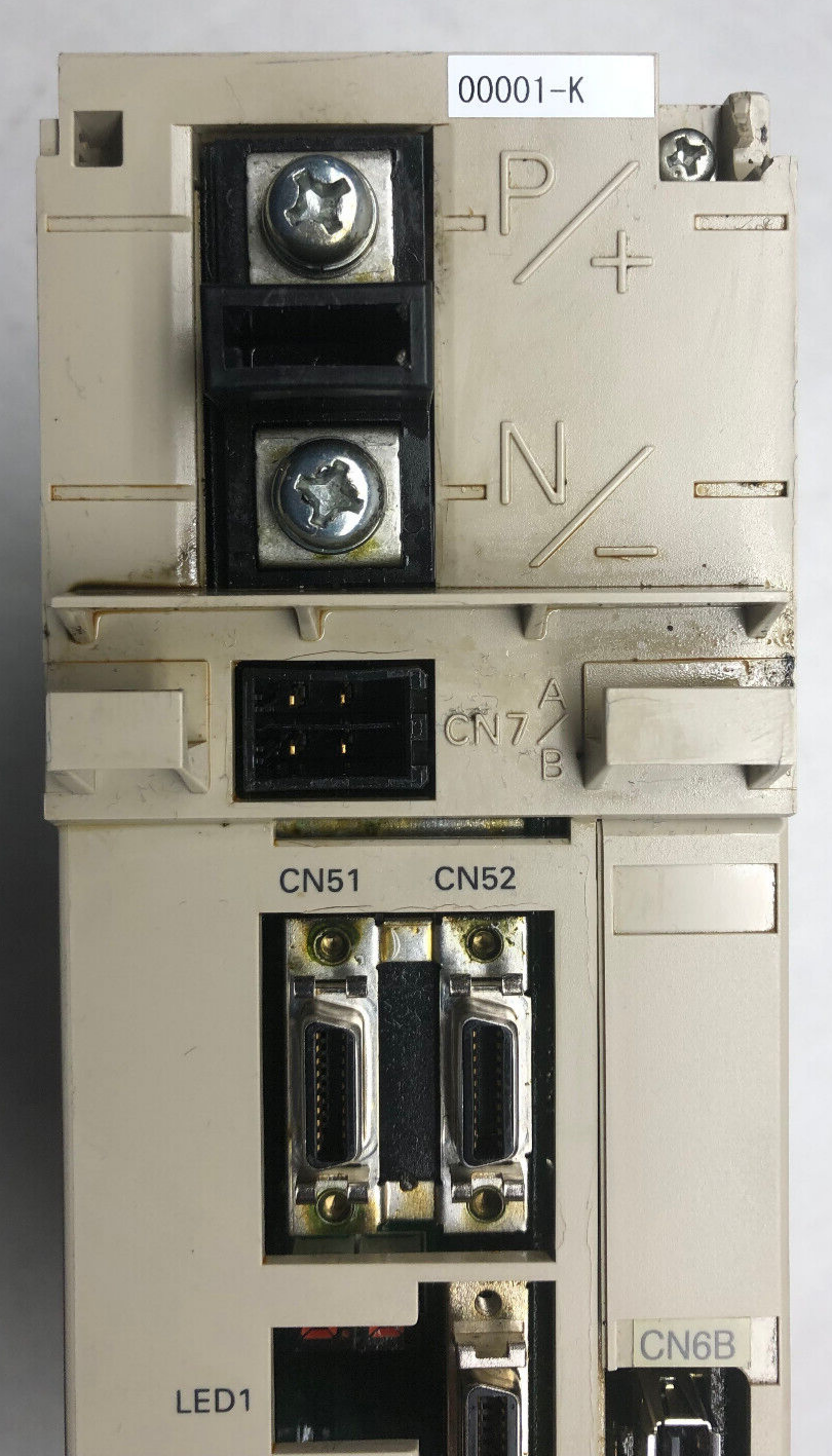 YASKAWA SERVOPACK Model SGDH-20EEY338 (Gehäuseriss, Abdeckung fehlt)