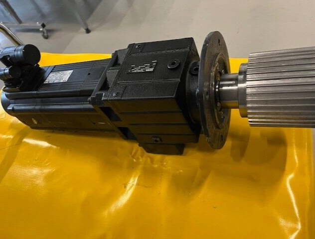 Lenze MCS 14L32-SRMP1-Z0F0-ST5S00N-R0SU   5,81KW + GEBER+BREMSE+GETRIEBE