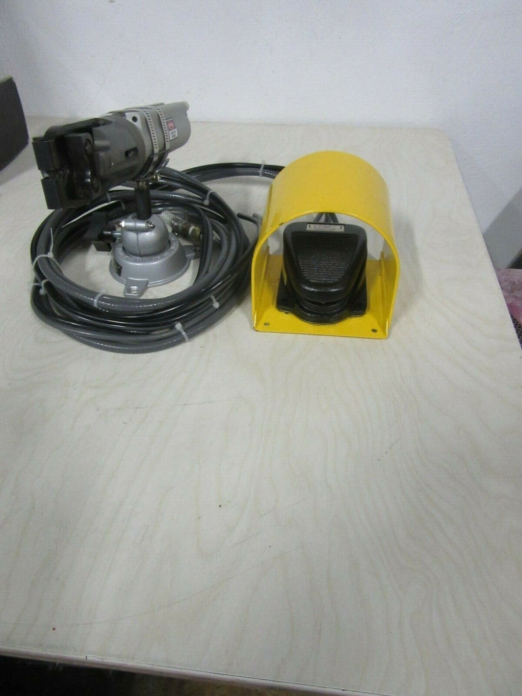 AMP TE Connectivity Pneumatic Tool System AMP189722-1 L 0823 Crimp Tool 