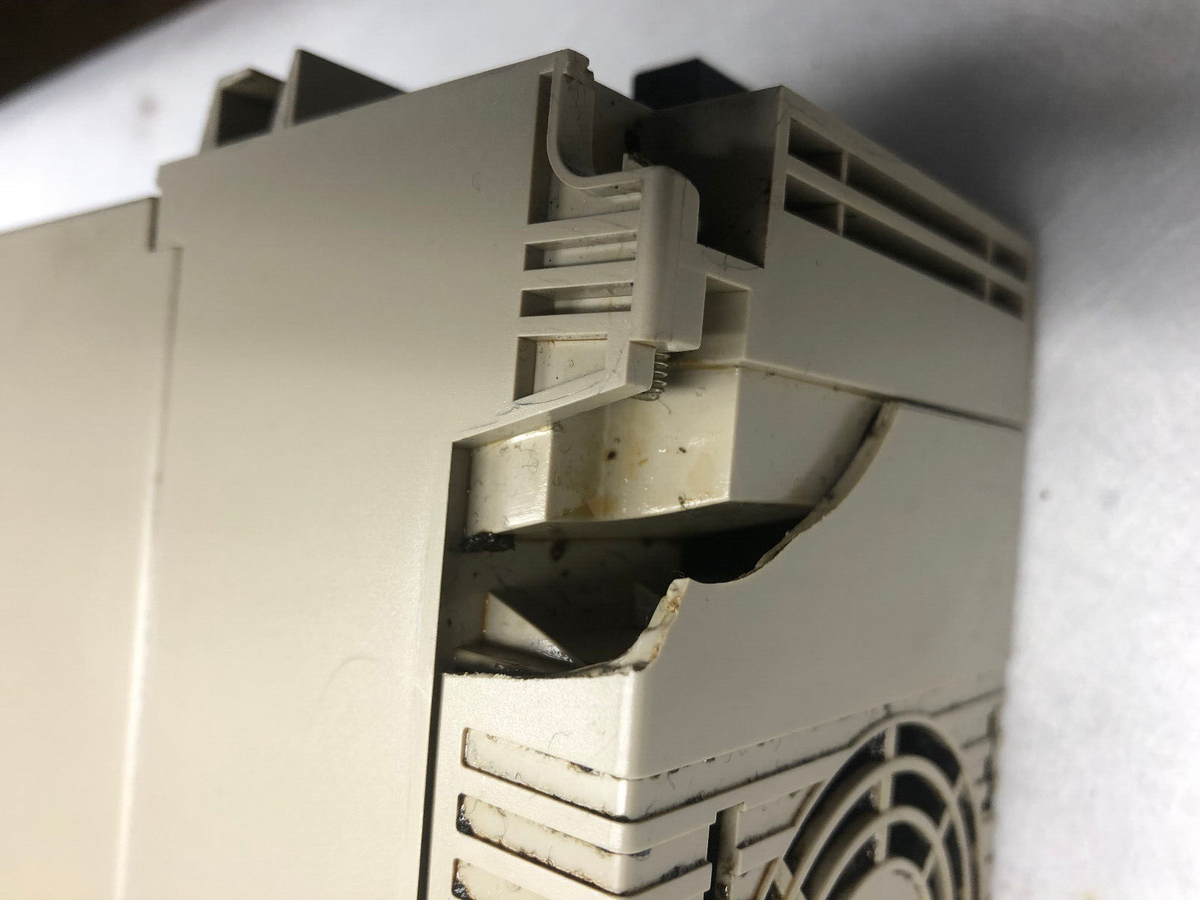 YASKAWA SERVOPACK Model SGDH-20EEY338 (Gehäuseriss, Abdeckung fehlt)