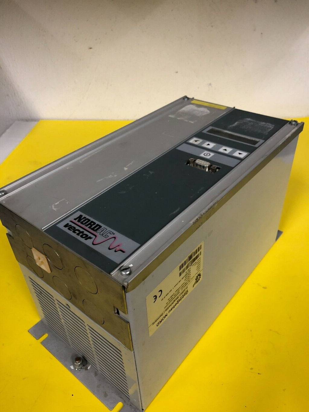 Nordac Vector Getriebebau Nord Frequenzumrichter Converter SK 4000/3CTPB 4kW 