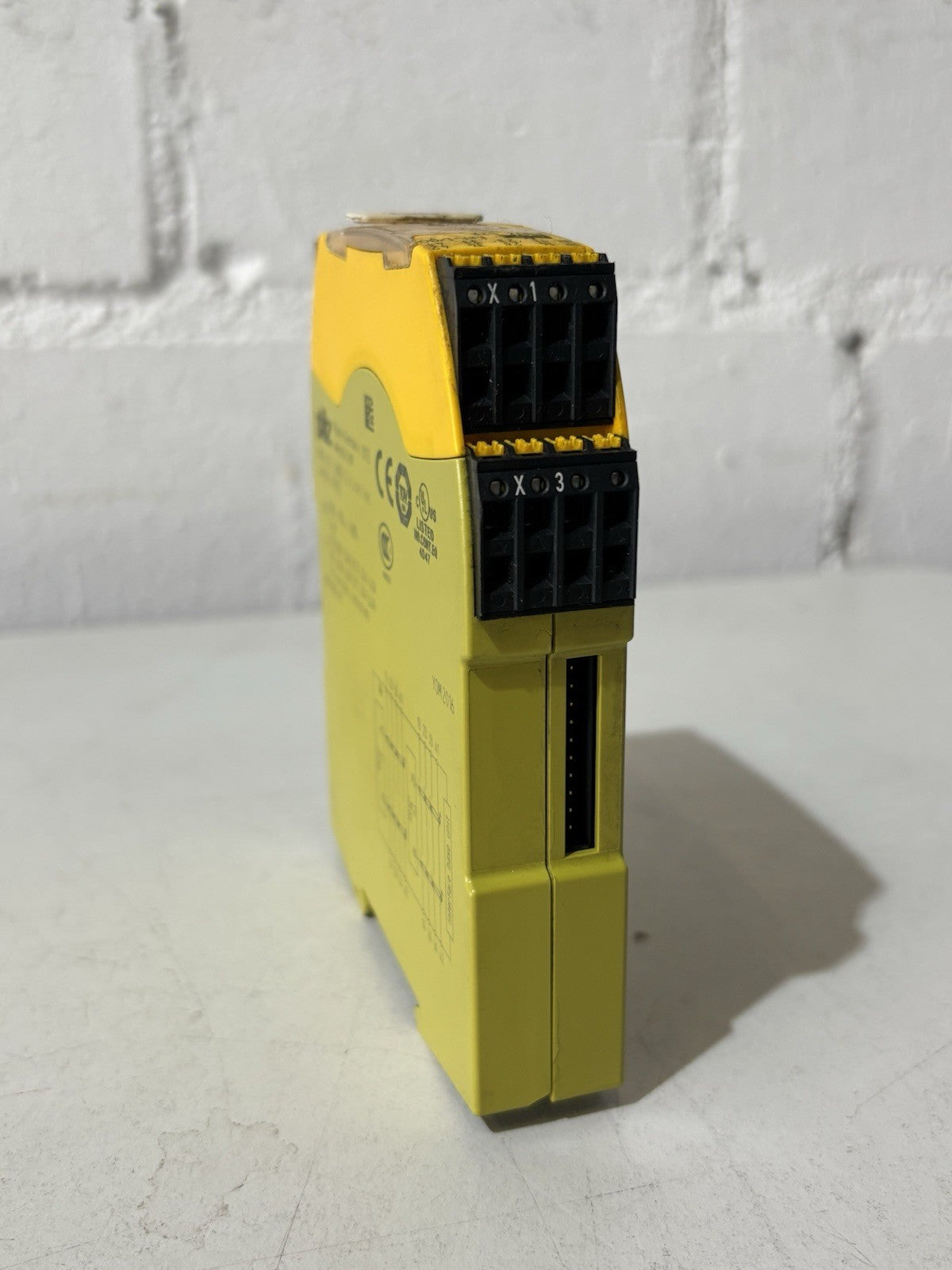 Pilz PNOZ s22 C 24VDC 2x3 n/o 1 n/c 751132